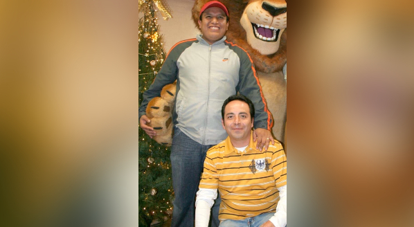 Alejandro Cedillo (gorra) y René Cruz celebrando en una Navidad. 